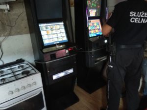 Read more about the article Dwa automaty do gier ukryte były w pomieszczeniu gospodarczym. Kara za jeden wynosi 100 tys. zł