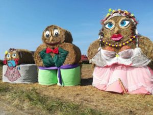 Read more about the article Słomiana rodzinka jak co roku zapowiada dożynki w gminie Ustronie Morskie