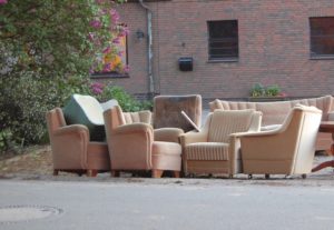 Read more about the article Zbiórka odpadów wielkogabarytowych. Sprawdź kiedy wystawić stary fotel czy szafkę