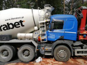 Read more about the article Wypadek na drodze krajowej nr 11. Na drogę wyciekł olej