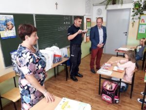 Read more about the article Funkcjonariusze poprosili by na Święto Policji goście zamiast upominków przynosili przybory szkolne. Dziś trafiły one do szkoły w Dębicy