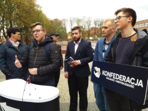 Read more about the article Przy Tęczowym Piątku młodzież egzamin z demokracji zdała na piątkę. Gorzej z niektórymi dorosłymi (wideo)