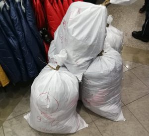 Read more about the article Policjanci zarekwirowali podróbki ubrań, butów i galanterii warte 160 tys. zł