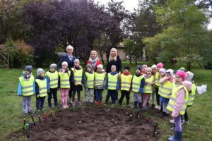 Read more about the article Dzieci zasadziły dziś dwa tysiące cebulek żonkili. Wiosną zostaną przeznaczone na hospicyjną akcję Pola Nadziei