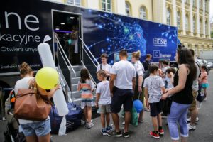 Read more about the article Do Kołobrzegu przyjedzie Mobilne Centrum Edukacji z ciekawą pracownią multimedialną