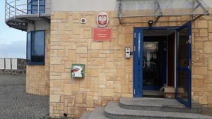 Read more about the article Odzyskany defibrylator znowu wisi na bosmance. Teraz ma nowe zabezpieczenia przed kradzieżą