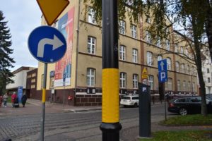 Read more about the article Te naklejane na lampy i znaki drogowe odblaski mają poprawić bezpieczeństwo osób słabo widzących