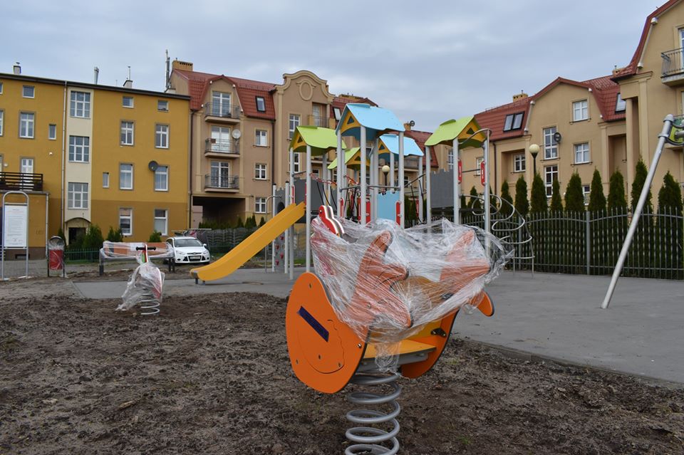 You are currently viewing Wieże, drabinki, zjeżdżalnie, bujaki… Nowe zabawki plenerowe na placach zabaw