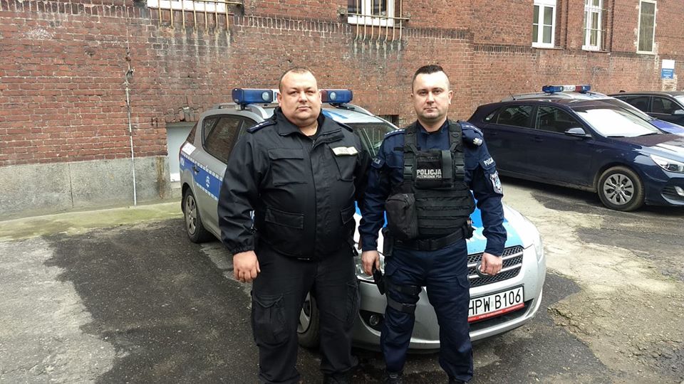 You are currently viewing Informacja o próbie samobójczej przyszła z Warszawy. Kołobrzescy policjanci uratowali kobietę w ostatniej chwili