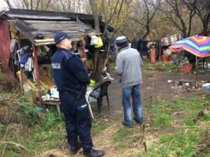 Read more about the article Policjanci odwiedzają miejsca, gdzie koczują bezdomni. Starają się ich nakłonić, by skorzystali z pomocy