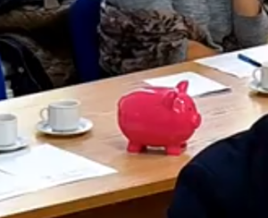 Read more about the article Różowa świnka nie zdała egzaminu. Ad vocem do ad vocem do ad vocem…