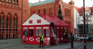 Read more about the article Na placu Ratuszowym powstaje Jarmark Bożonarodzeniowy