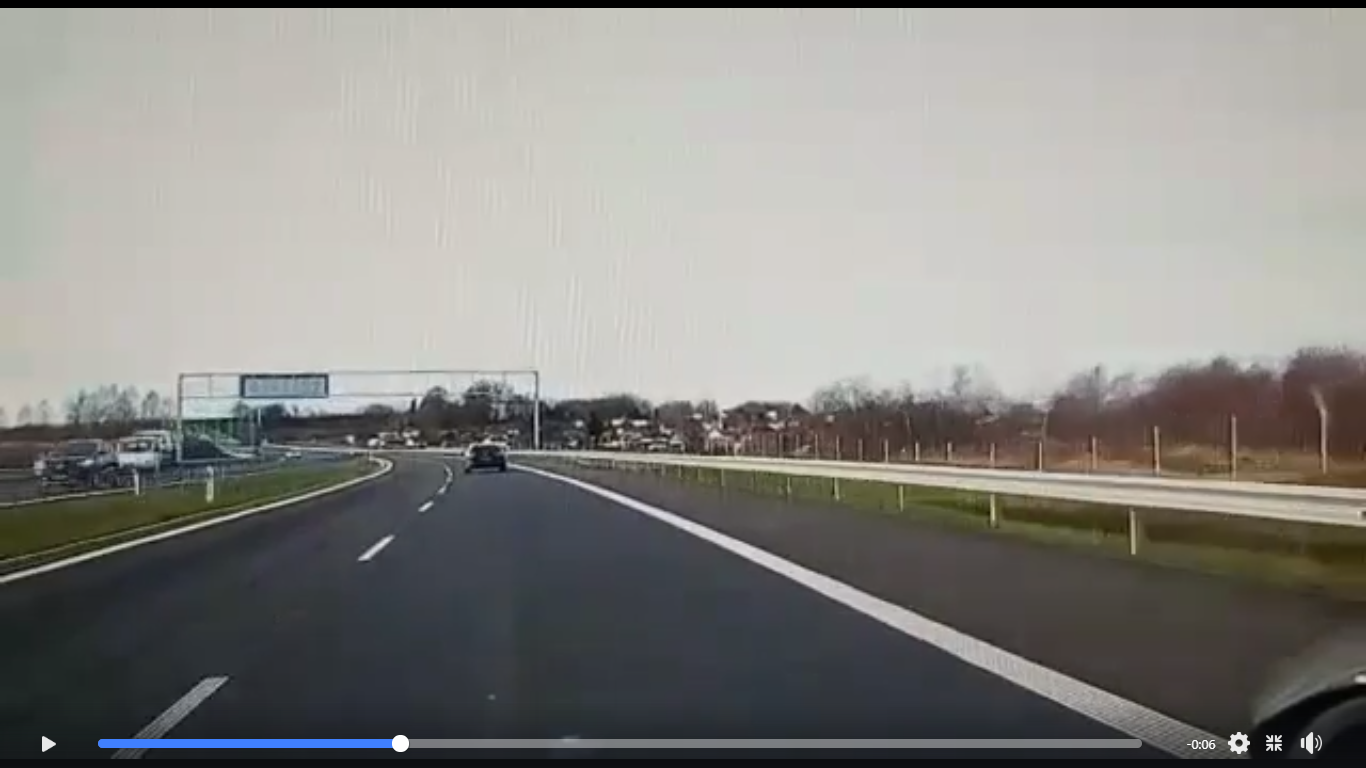 You are currently viewing Pijany kierowca na S6. Uderzył w bariery, a elementy karoserii uszkodziły inne auto (wideo)