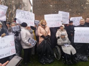 Read more about the article Protest grupy mieszkańców i działaczy PiS przeciwko podwyżkom cen za wywóz śmieci (wideo)