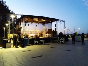 Read more about the article Sylwestrowa scena przy molo gotowa. Miejska zabawa startuje o godz. 20 (program)