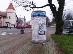 Read more about the article Takie słupy ogłoszeniowe to wstyd dla kurortu. Kiedy miasto w końcu coś z nimi zrobi?