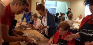 Read more about the article Wolontariusze ulepili wczoraj 2500 pierogów! Do Wigilii dla Samotnych zostało nieco ponad dwa tygodnie