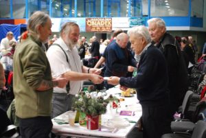 Read more about the article „Wigilia dla samotnych”. 400 osób zasiadło do świątecznego stołu w hali Milenium (zdjęcia)