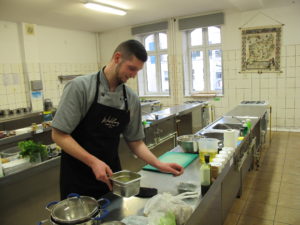 Read more about the article Gratulacje dla Seweryna Jaśkiewicza! Uczeń Szkoły Branżowej przy Piastowskiej wygrał turniej i został najlepszym kucharzem w województwie