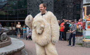 Read more about the article Wybrzeże gra polską komedię „Futro z misia” (aktualny program + zwiastun)