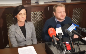 Read more about the article Opozycja proponuje jeszcze niższe opłaty za wywóz śmieci oraz ryczałt. „Pustostany” mają się dorzucać do systemu (wideo)