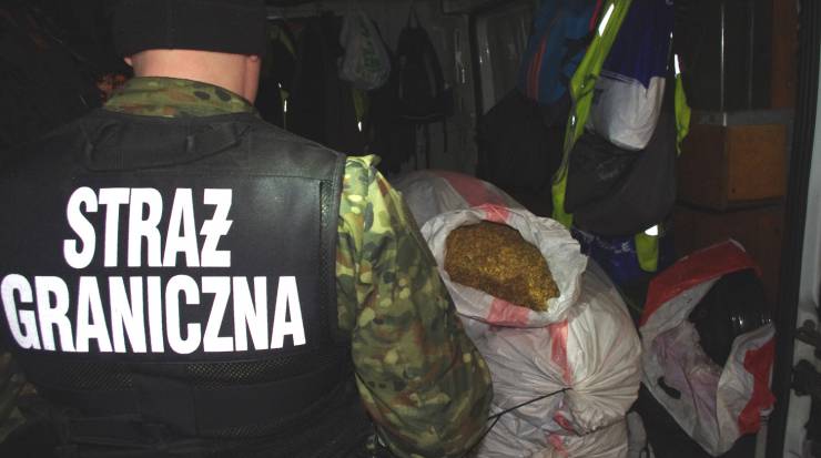 You are currently viewing Straż Graniczna zarekwirowała worki z krajanką tytoniową. W sumie 21 worków