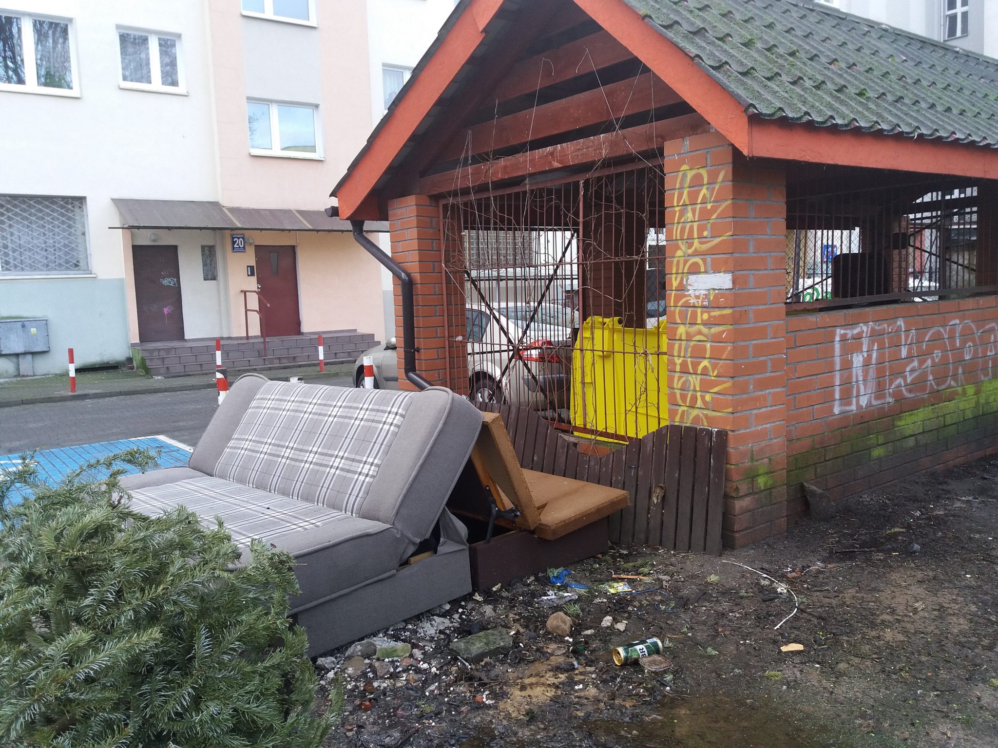 You are currently viewing System działa! Już 5 osób, które podrzucały śmieci, zostało złapanych dzięki fotopułapce