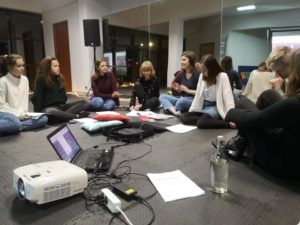 Read more about the article Strefa Młodzieży: Piszesz, malujesz obrazy, a może robisz zdjęcia? Nie chowaj ich w szufladzie tylko pokaż!