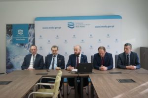 Read more about the article Dyrektor Wód Polskich o stawkach opłat za wodę i ścieki. Mocne słowa burmistrza Gościna