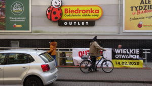 Read more about the article Biedronka otwiera jutro w Kołobrzegu outlet. Wiemy co i o ile taniej będzie można tu kupić
