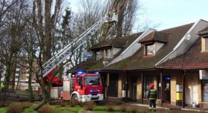 Read more about the article Trwa trudne i niebezpieczne usuwanie topoli, która oparła się o pawilon przy ul. Dworcowej (zdjęcia)