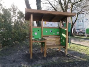 Read more about the article Specjalne ławeczki dla rodziców z maluchami. Pod daszkiem i z przewijakiem