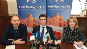 Read more about the article Polityka kadrowa miasta pod ostrzałem radnych PiS. W sprawie śmieci i opłaty uzdrowiskowej deklarują natomiast współpracę (wideo)