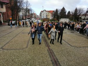 Read more about the article Okrągły jubileusz „Sienkiewicza”! Młodzież zatańczyła na placu Ratuszowym poloneza (wideo)