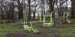 Read more about the article Siłownia zewnętrzna w parku Dąbrowskiego. Wkrótce będzie można podreperować tu formę