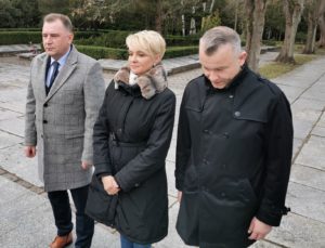 Read more about the article W 75. rocznicę zakończenia walk o Kołobrzeg samorządowcy złożyli kwiaty pod Pomnikiem Chwały