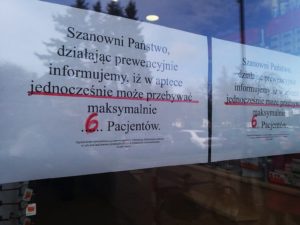 Read more about the article W tej aptece jednocześnie może przebywać tylko 6 klientów. Przedsiębiorcy wdrażają swoje działania profilaktyczne