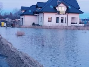 Read more about the article Woda podchodzi pod domy. Mieszkańcy proszą o pomoc wójta