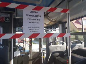 Read more about the article Wydzielone strefy w autobusach Komunikacji Miejskiej. Ograniczenia w sklepach Biedronki