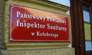 Read more about the article Już blisko pół miliona złotych kar nie tylko za złamanie kwarantanny. Ile winni są sanepidowi mieszkańcy powiatu kołobrzeskiego?