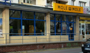 Read more about the article Znika księgarnia przy al. Św. Jana Pawła II. Wszystko spakowane już w kartony czeka na transport