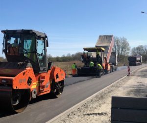 Read more about the article Trwa przebudowa drogi Kołobrzeg-Grzybowo. Gdzieniegdzie widać już warstwę masy bitumicznej
