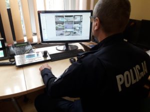 Read more about the article Koronawirus. Policjanci i strażnicy miejscy obserwują miasto przez kamery miejskiego monitoringu