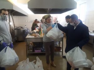 Read more about the article Wolontariusze Fundacji Wolne Miejsce pamiętali o samotnych i najuboższych. Przygotowali blisko 200 wielkanocnych paczek