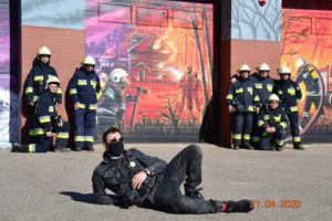 Read more about the article Remizę w Ustroniu ozdobiły murale. Trzy duże malowidła przedstawiają strażaków podczas akcji ratunkowych