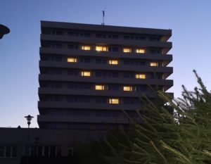 Read more about the article W piątek zapal serce dla Kołobrzegu. Światełko w oknach z nadzieją na lepszą przyszłość