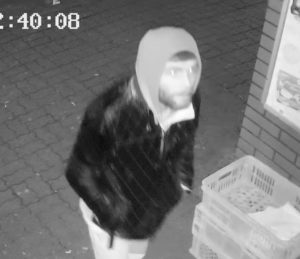 Read more about the article Kołobrzeska policja poszukuje mężczyzny, który usiłował włamać się do sklepu (zdjęcia z monitoringu)