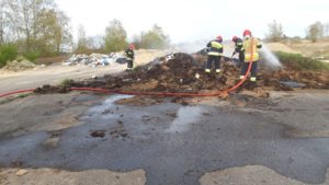 Read more about the article Płonęło nielegalne składowisko śmieci w Podczelu