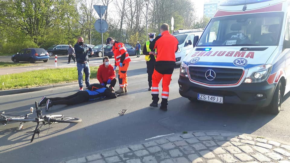 You are currently viewing Groźnie wyglądające potrącenie rowerzysty. Strażak z Charzyna zareagował odruchowo i udzielił pomocy