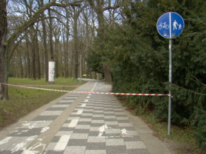 Read more about the article Wejścia do parków i zejścia na plaże ogrodzone taśmą. Zakaz wstępu przez koronawirusa (ZDJĘCIA)